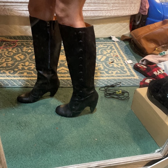 Knee high black leather boots with buttons on the side. Leather, size 7 - Picture 4 of 4